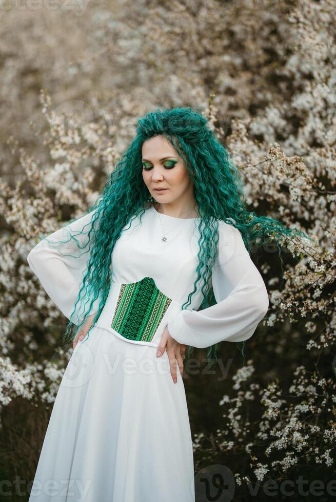 jong meisje bruid met groen haar- in een nationaal jurk foto