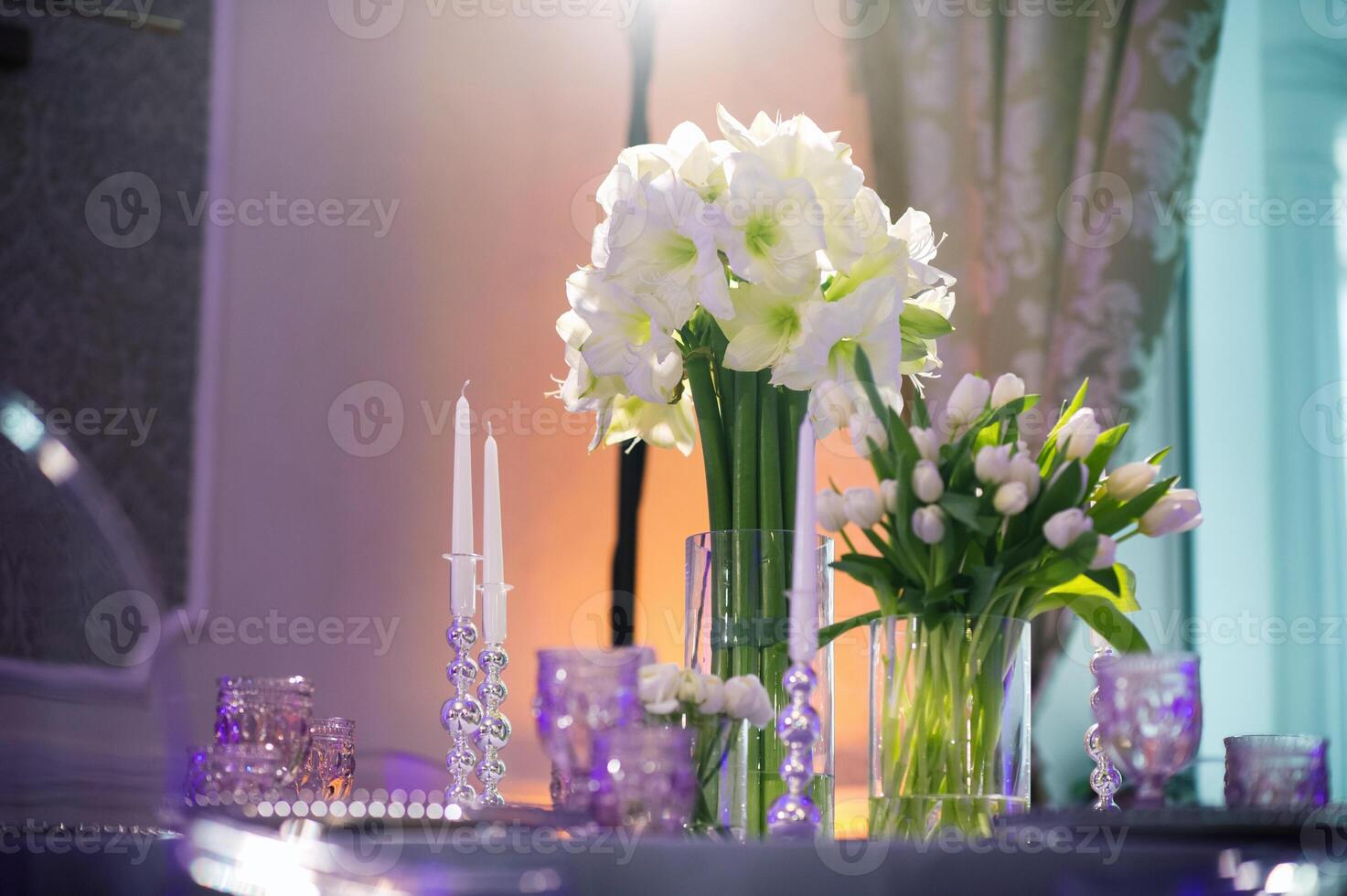 decoratie van een feestelijk avondeten met lelie bloemen Aan de bruiloft tafel in de interieur van de restaurant.bruiloft decor. foto