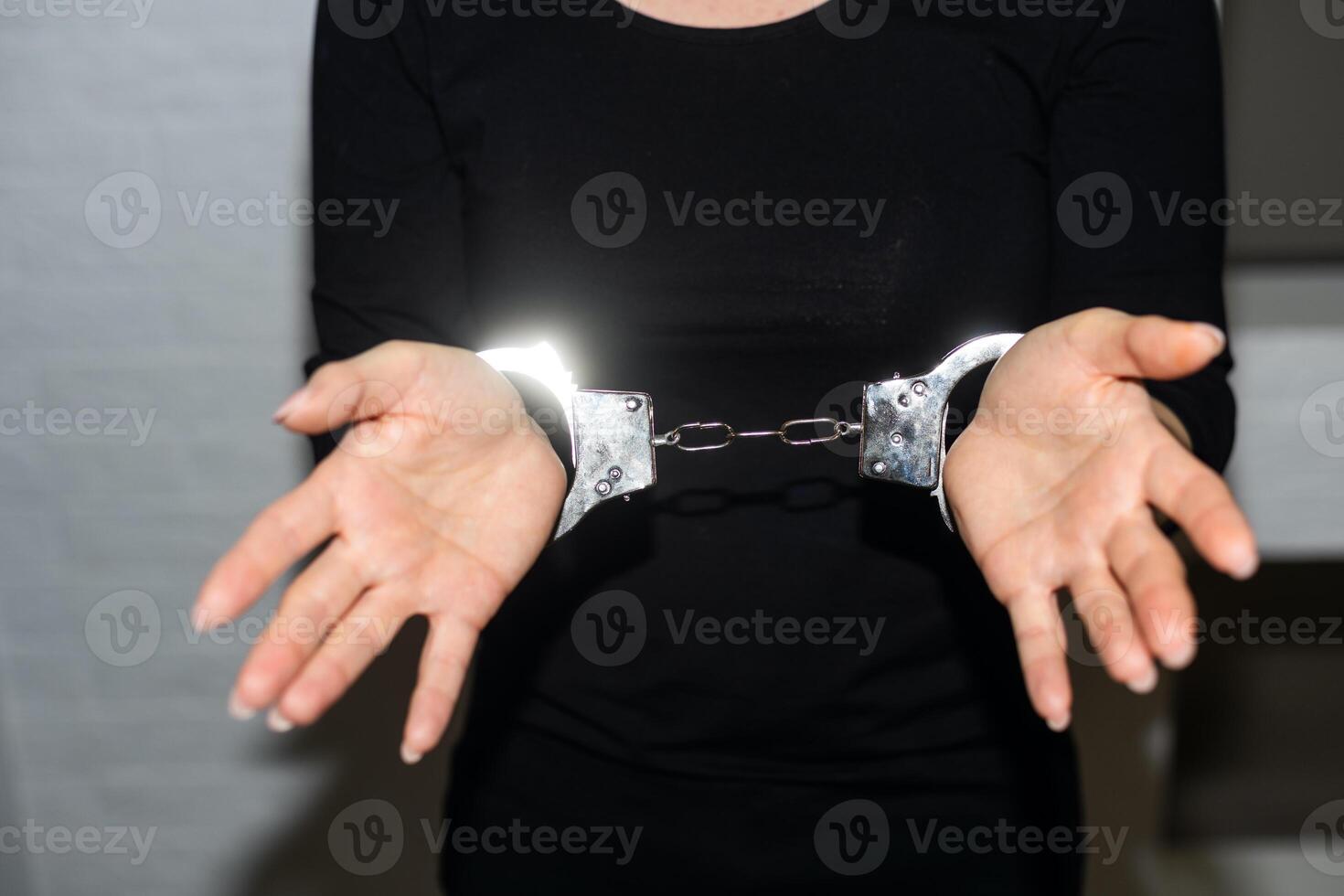 gevangene vrouw, gevangene handen zijn geboeid achter haar rug. foto
