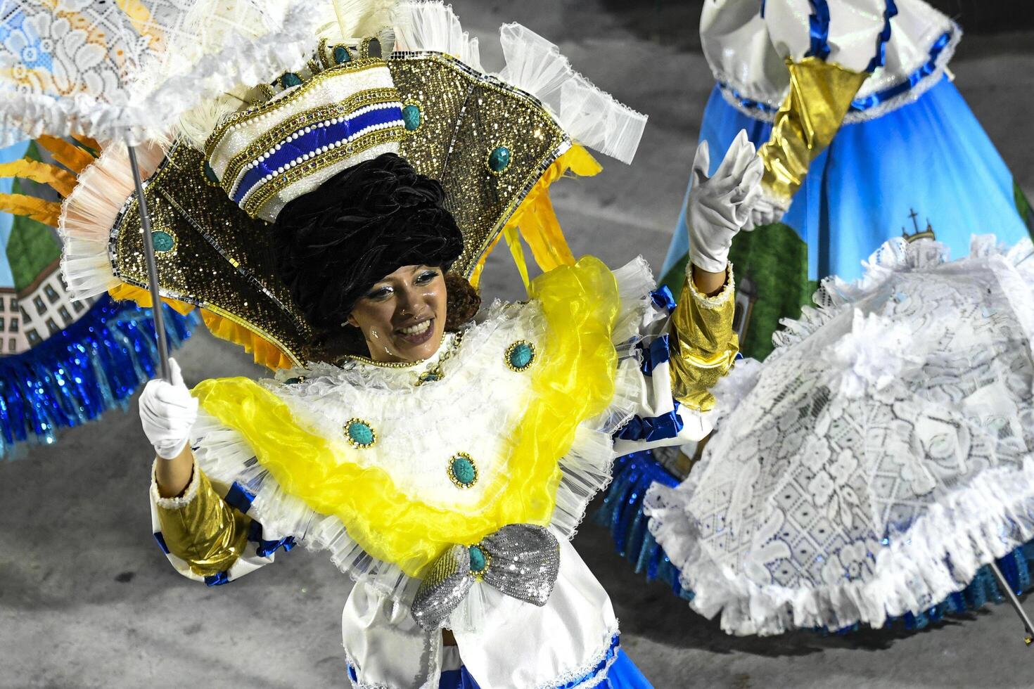 rio, Brazilië, februari 12, 2024, optochten van de samba scholen paraiso Doen tuiuti van de speciaal groep, gedurende de carnaval in de stad van Rio de Janeiro in sapucai straat foto