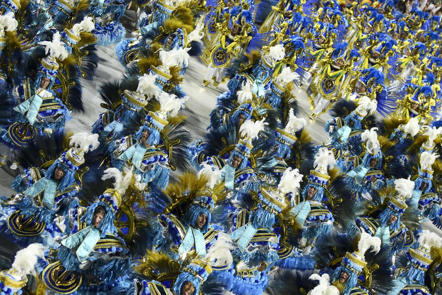 rio, Brazilië, februari 12, 2024, optochten van de samba scholen paraiso Doen tuiuti van de speciaal groep, gedurende de carnaval in de stad van Rio de Janeiro in sapucai straat foto