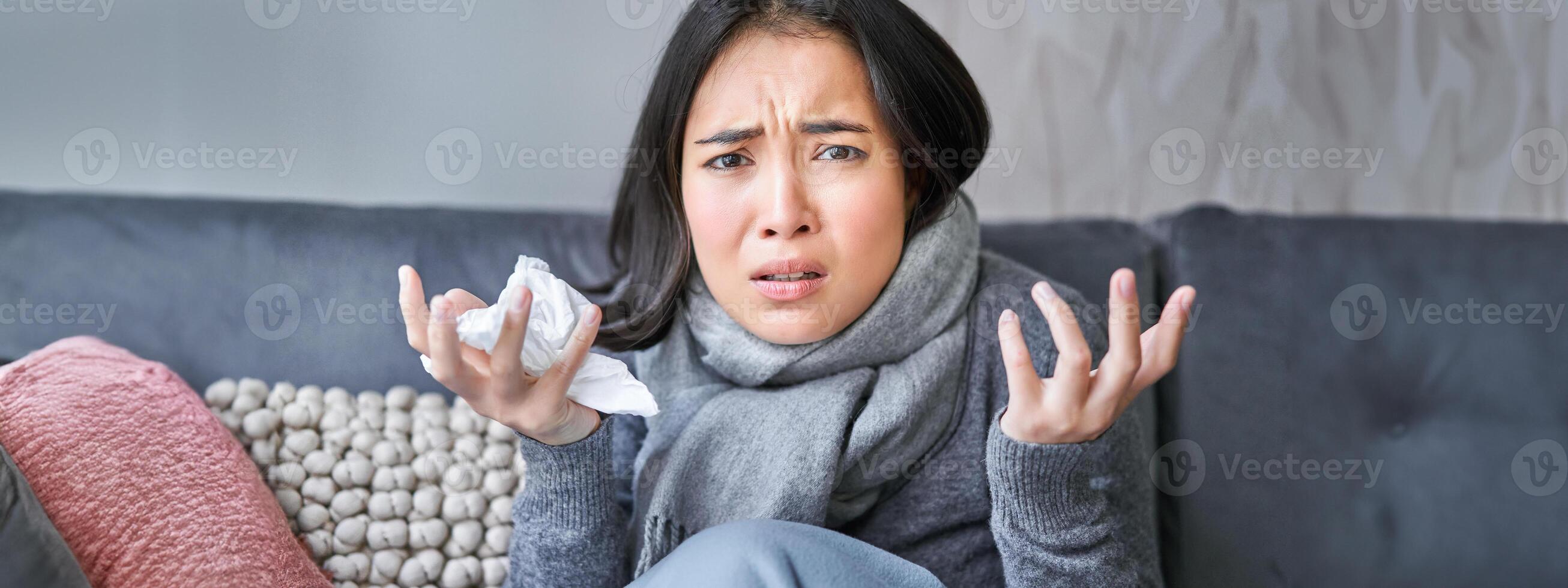 portret van verdrietig vrouw gevoel onwel, vervelend warm kleren en sjaal Bij haar huis zonder verwarming, blijven Aan ziek vertrekken in haar huis foto