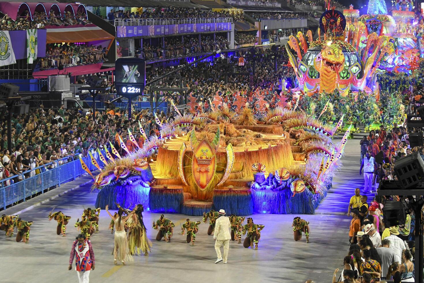 rio, Brazilië, februari 12, 2024. optochten van de samba scholen unidos Doen viradouro van de speciaal groep, gedurende de carnaval in de stad van Rio de Janeiro in sapucai straat foto