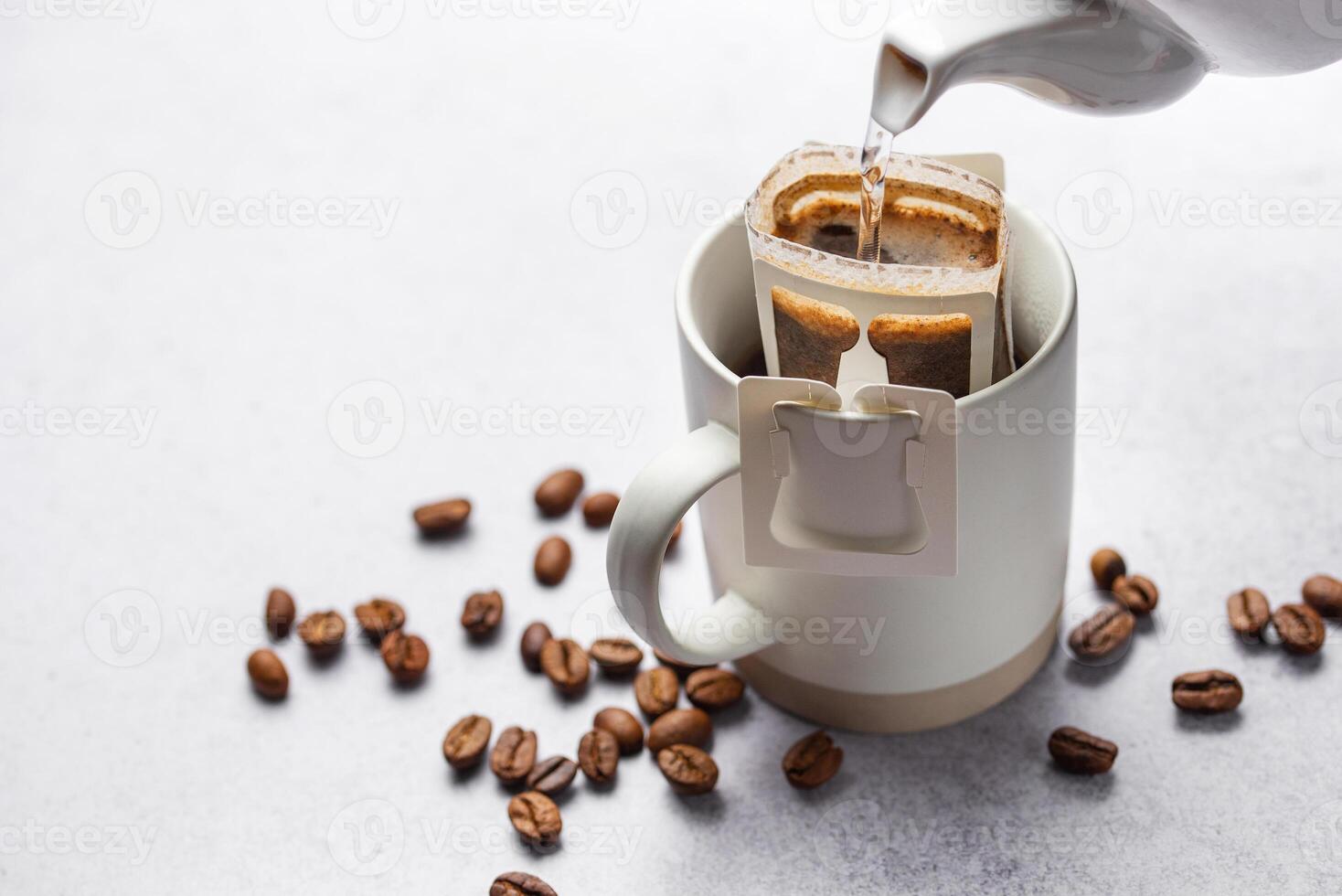 druppelen koffie zak met grond koffie in kop foto