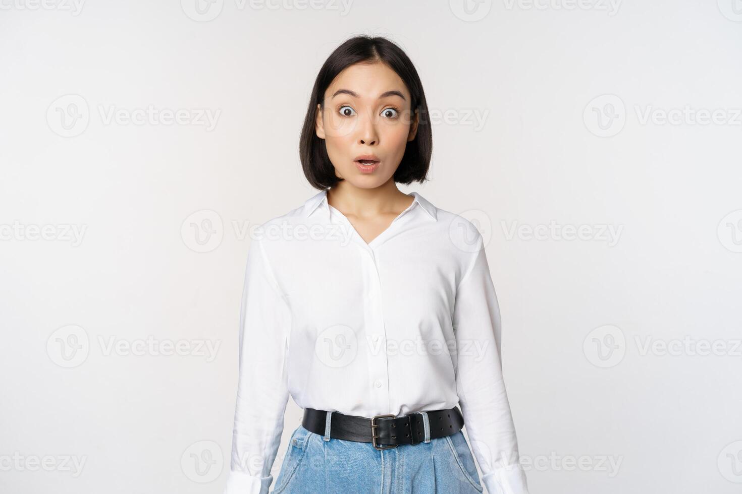 portret van verrast jong kantoor vrouw, Aziatisch zakenvrouw hijgen versteld staan, gezegde wauw, staand onder de indruk van nieuws tegen wit achtergrond foto