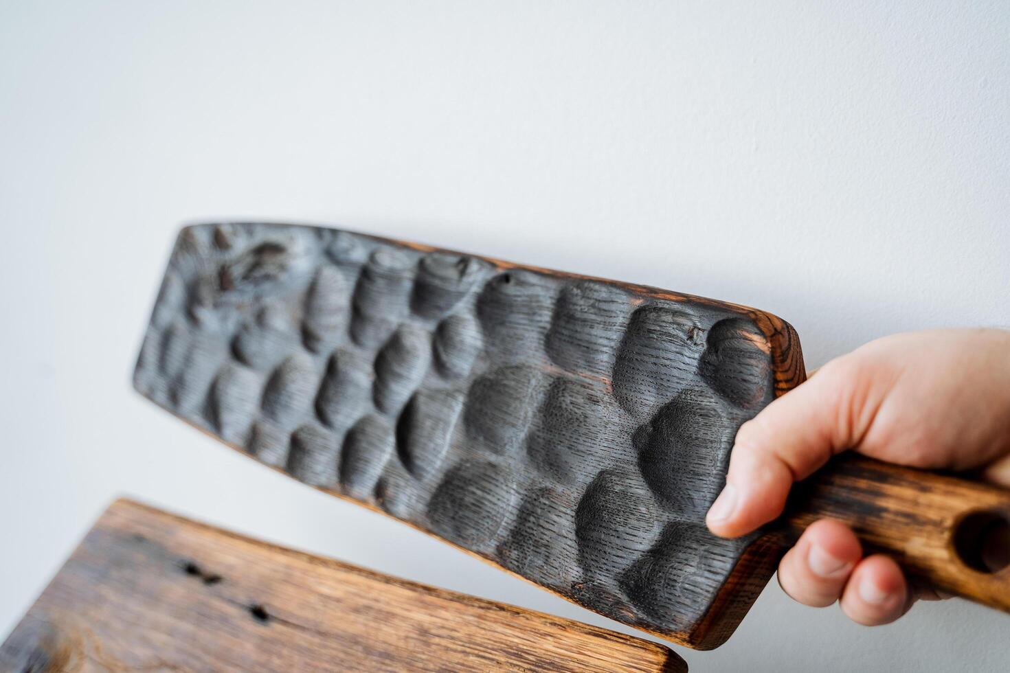 snijdend bord voor Koken in de keuken. een houten bord in de handen van een Mens. keukengerei. handgemaakt timmerman item. foto