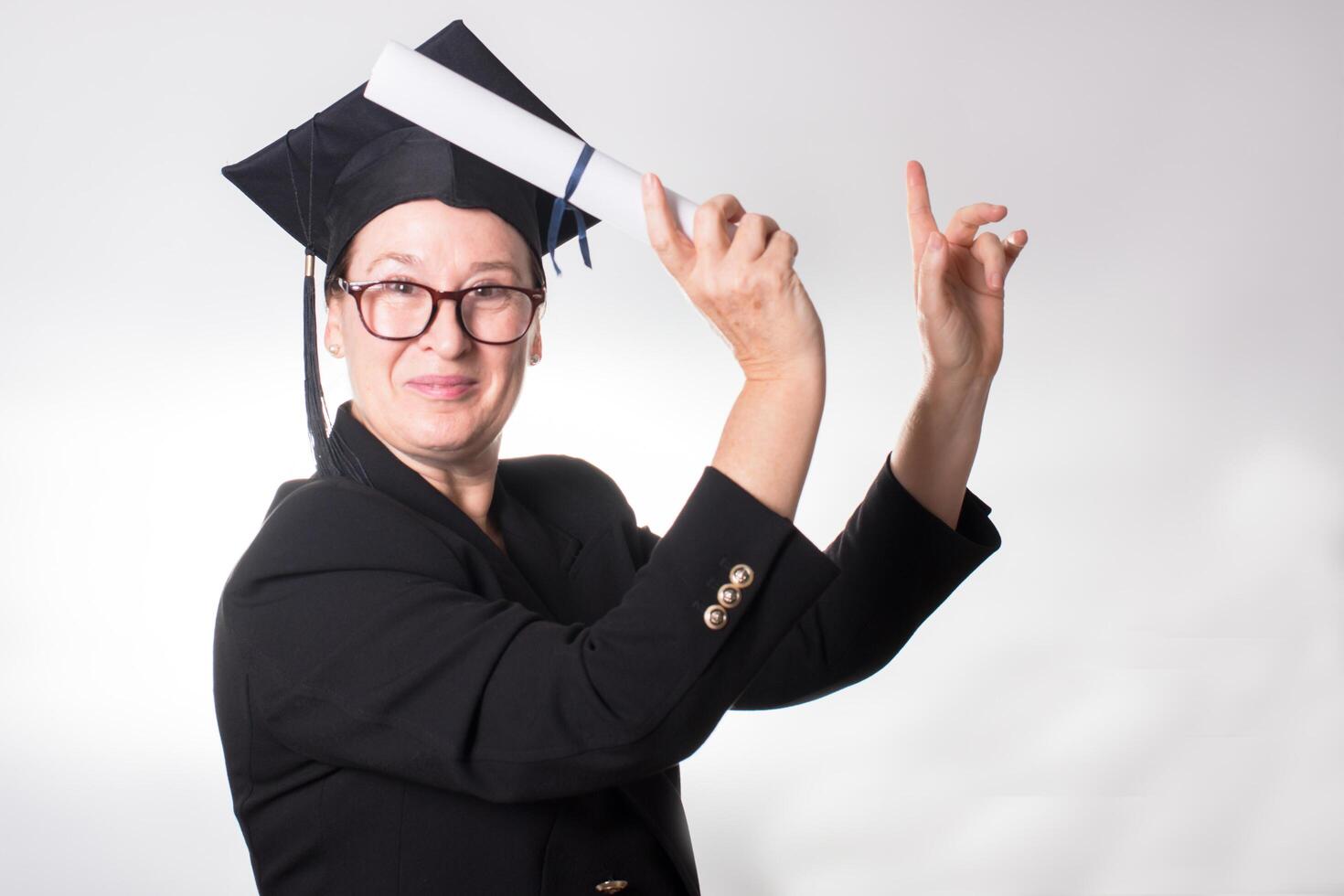 gelukkig volwassen vrouw met diploma uitreiking pet tonen haar certificaat foto