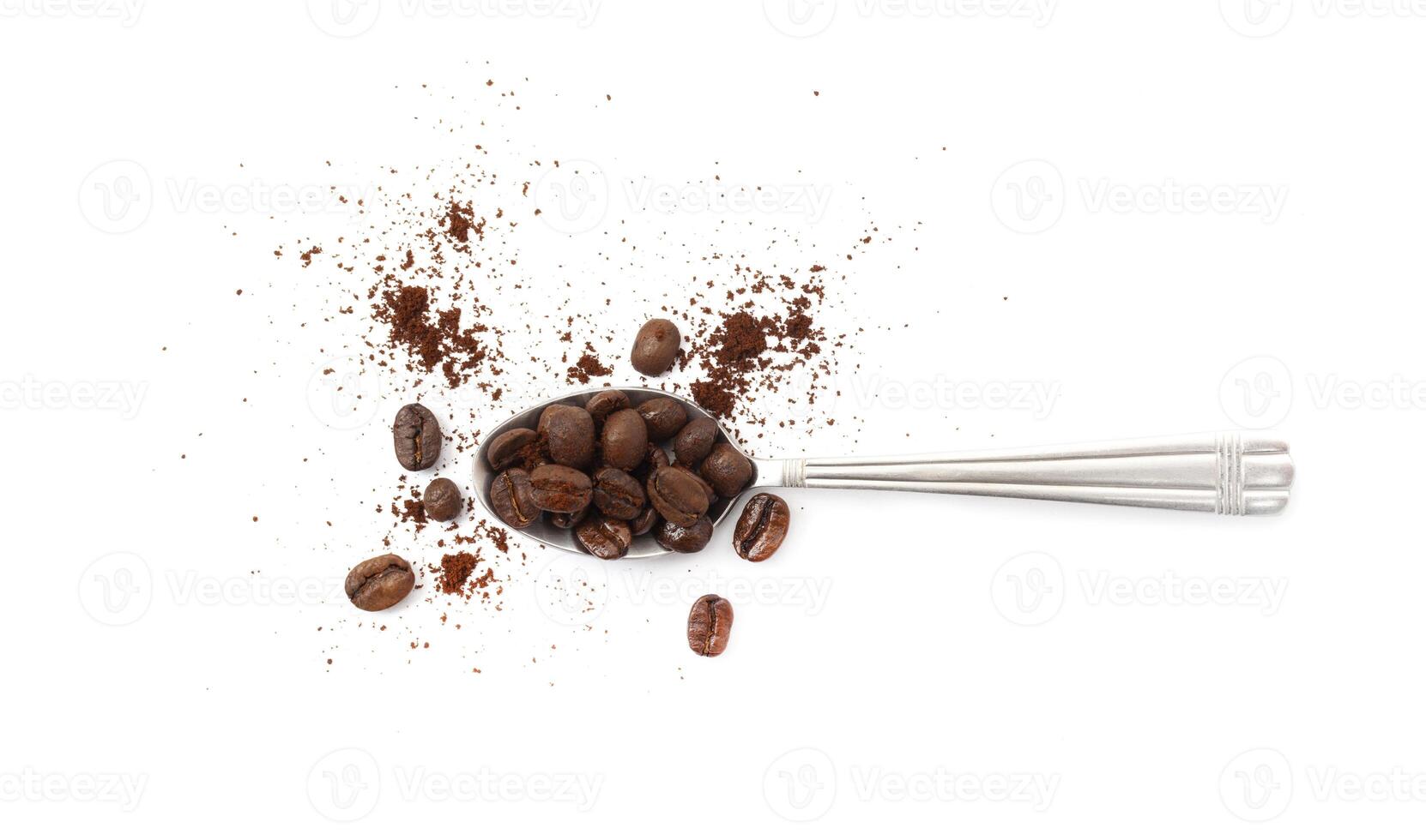 lepel met koffie bonen geïsoleerd Aan wit foto