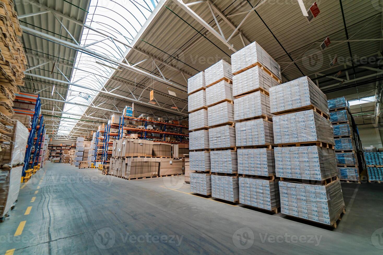 magazijn interieur met planken. rijen van schappen met goederen dozen in modern industrie magazijn foto