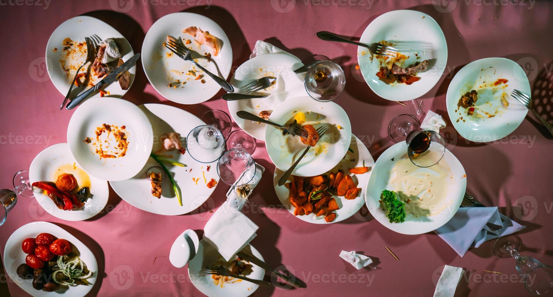 vuil gerechten Aan een tafel in een restaurant. na aan het eten foto