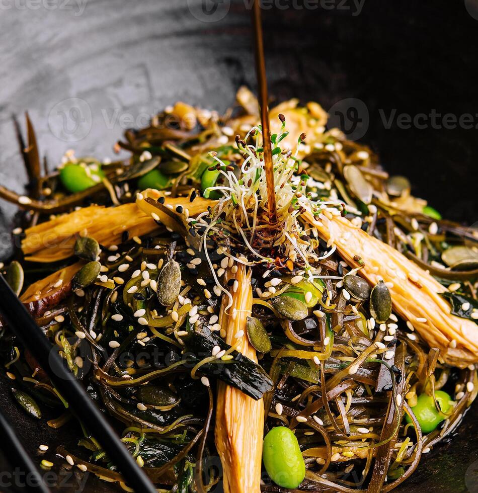 pittig gerecht, noedels met vlees en groenten in wok pan foto