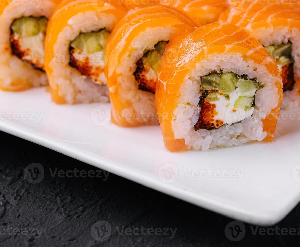 sushi rollen Philadelphia met Zalm en kaviaar Aan bord foto