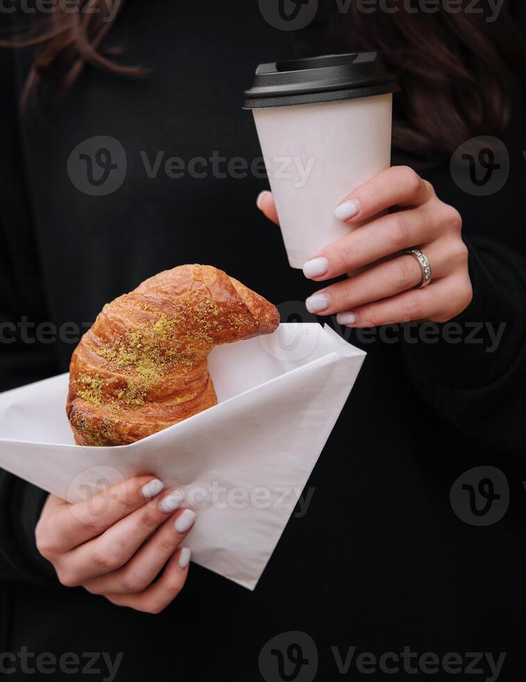ochtend- koffie en croissant al fresco foto