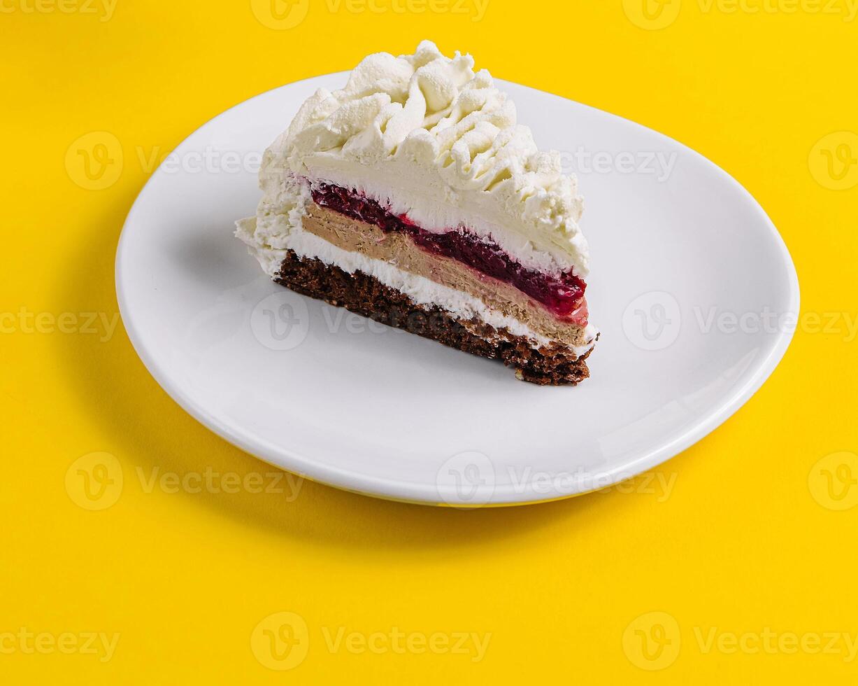 gelaagde mousse taart Aan wit bord foto