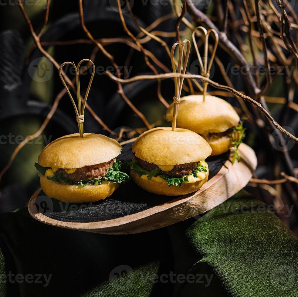 drie mini hamburgers in de Woud foto