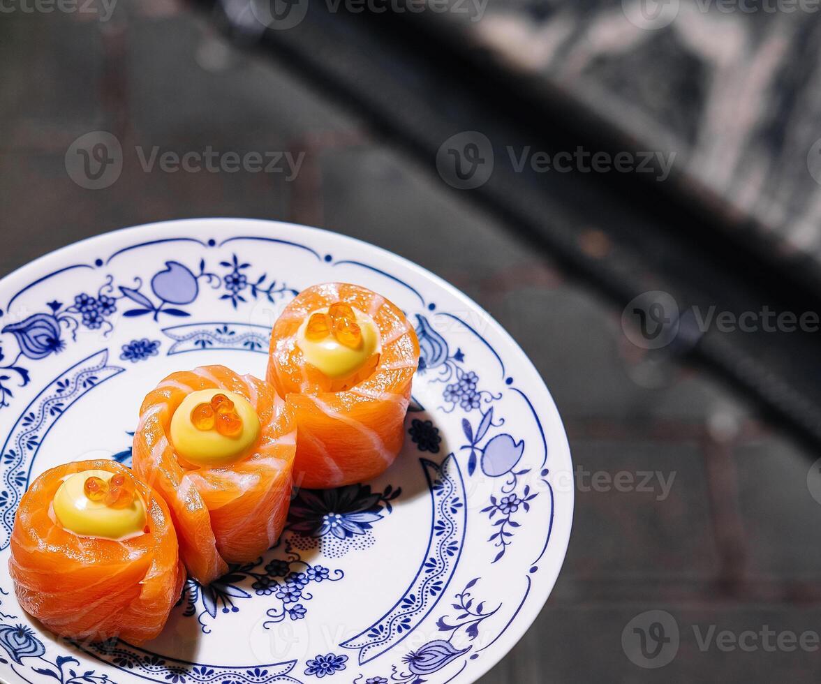 Zalm rollen met ei mayonaise en rood kaviaar foto