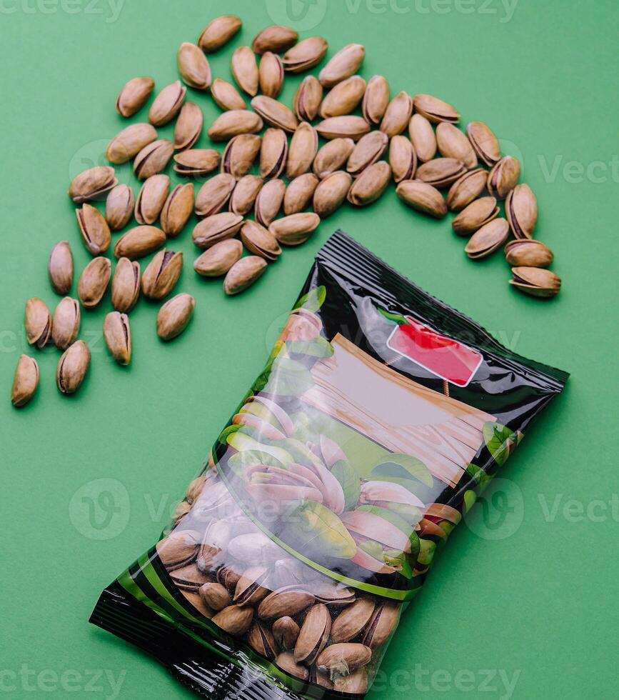 pistachenoten geschild en verpakking top visie foto