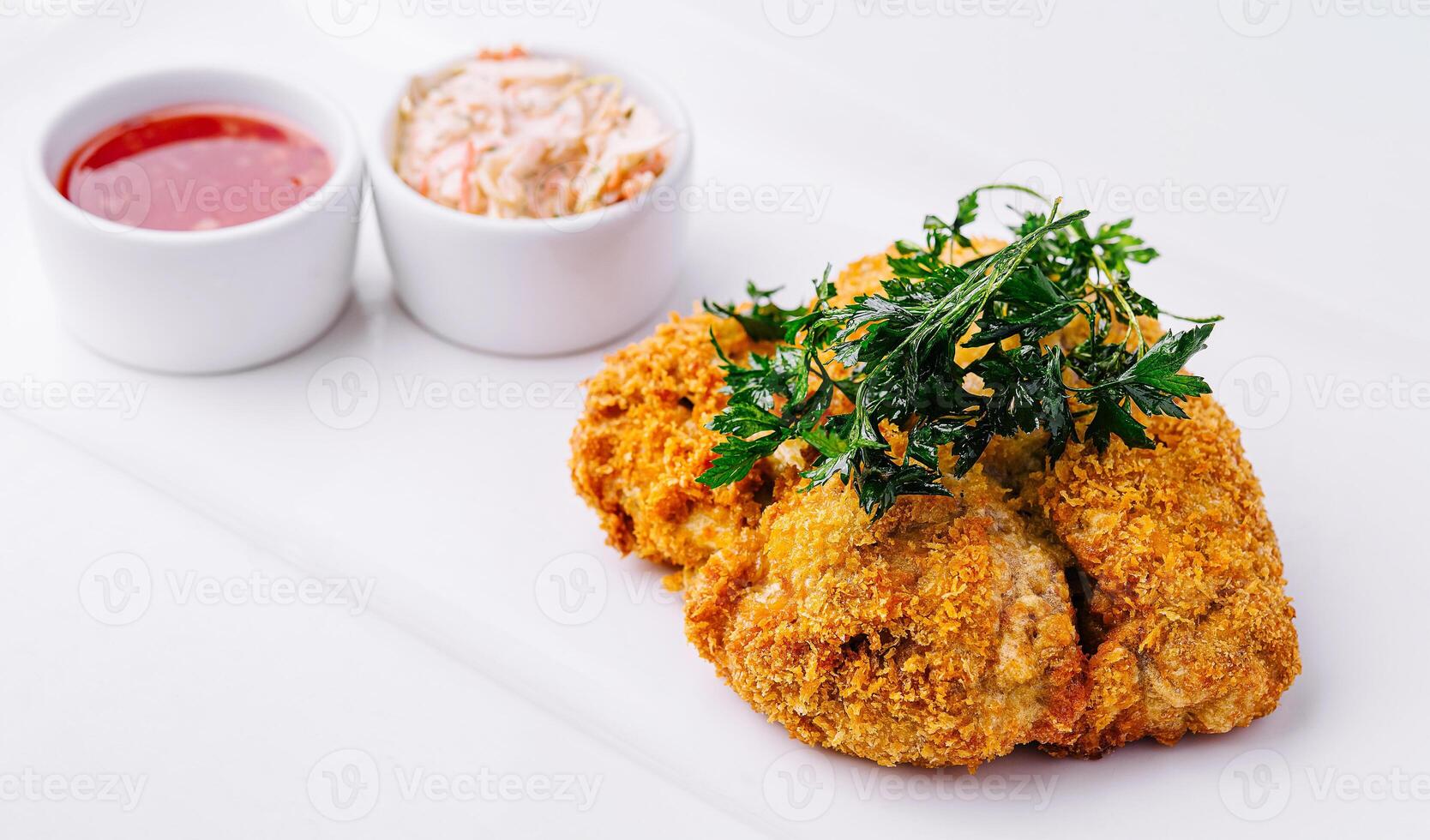 kip schnitzel met saus Aan bord foto