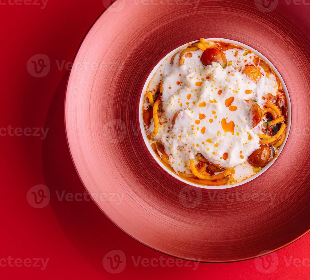 Italiaans spaghetti pasta met gebakken kers tomaten foto