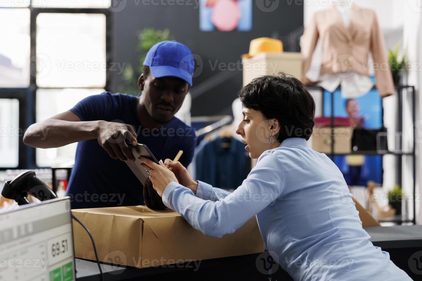 Afrikaanse Amerikaans koerier tonen Verzending verslag doen van naar arbeider, bespreken online bestellen in kleding op te slaan. winkel manager staand Bij teller bureau, voorbereidingen treffen pakketjes voor levering. mode concept foto