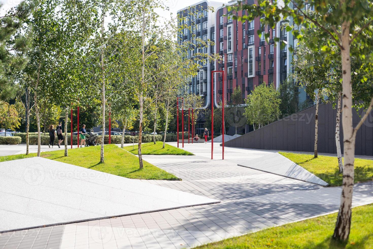 knus binnenplaats met banken, bomen in de buurt de hoogbouw stad huis foto