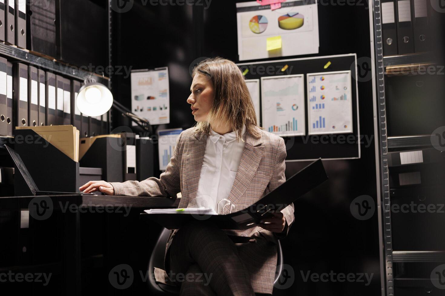 boekhouder lezing bedrijf dossier, analyseren boekhouding verslag doen van proberen organiseren beheer bestanden. Kaukasisch zakenvrouw zoeken voor administratief documenten, werken laat Bij nacht in archiveren kamer foto