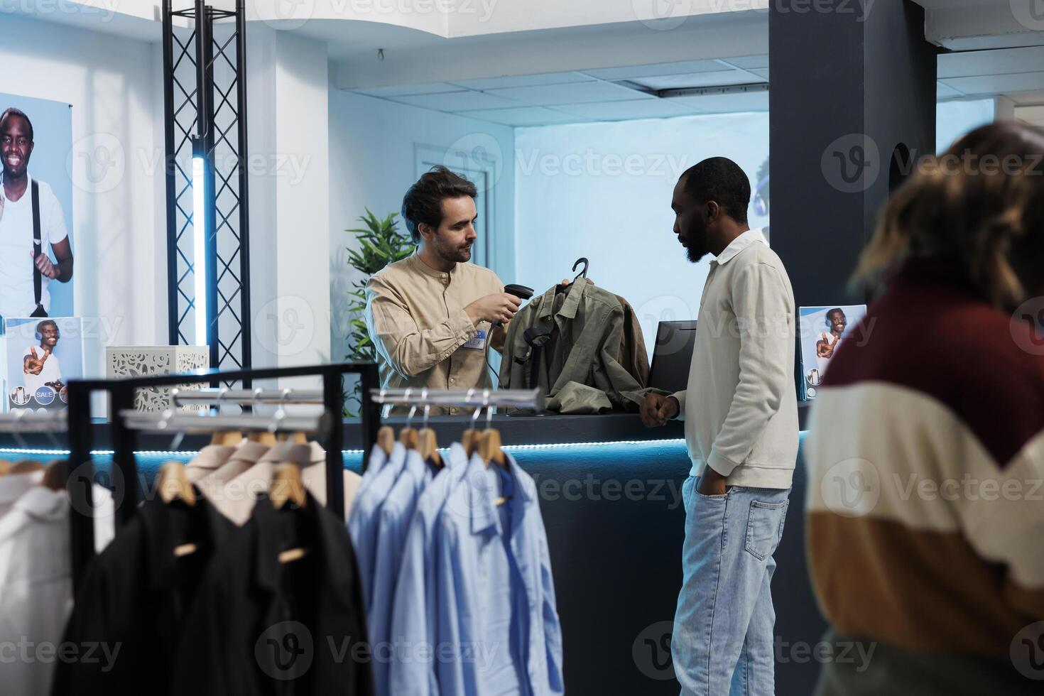 Afrikaanse Amerikaans Mens aan het wachten terwijl Kassa scannen kleding Bij kleding op te slaan teller bureau. boodschappen doen winkelcentrum winkel cliënt buying modieus kledingstuk en staand in de buurt contant geld registreren foto