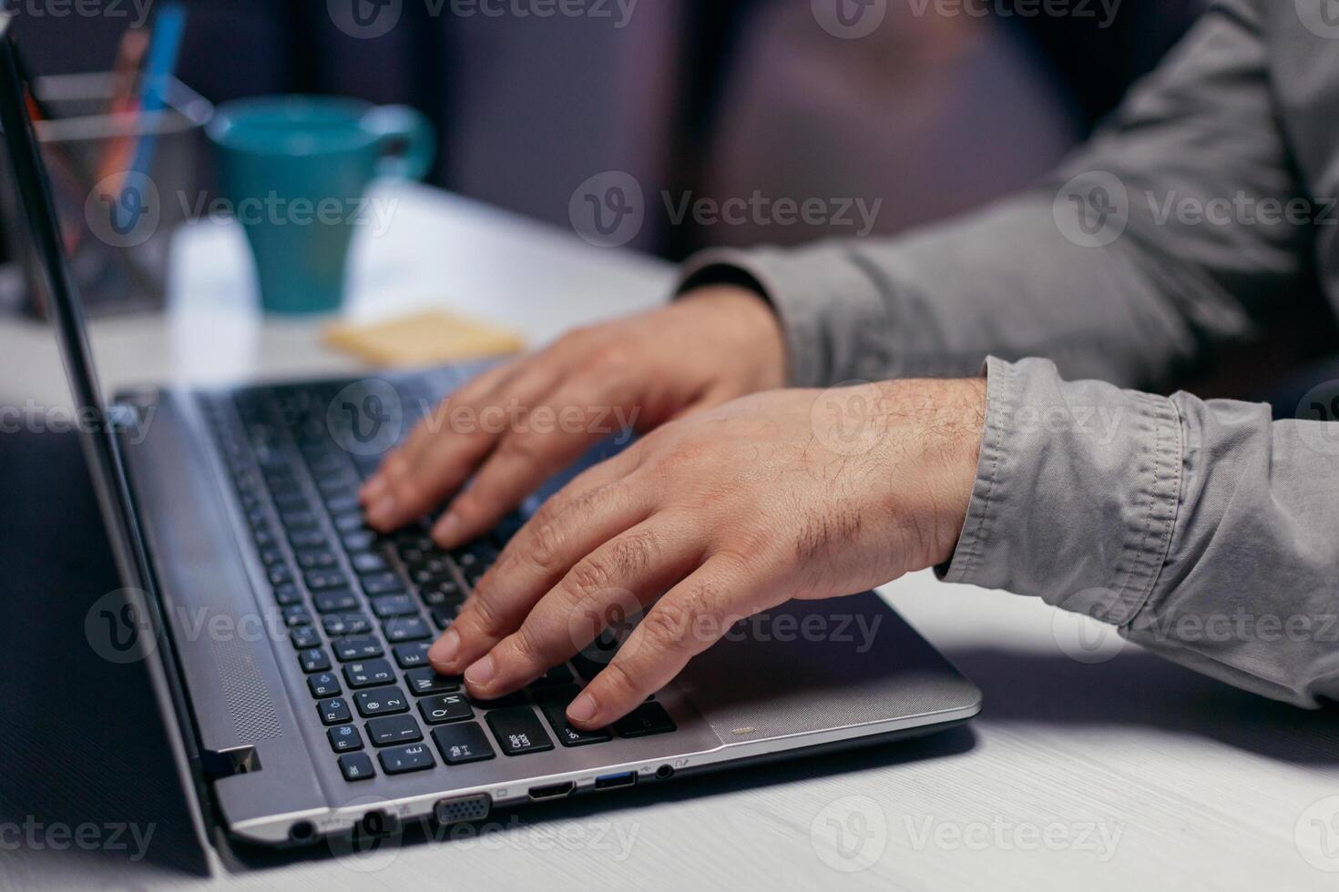 handen van kantoor manager over- keypad in zakelijke werkplek. dichtbij omhoog van mannetje handen typen Aan laptop toetsenbord in kantoor. bedrijf, werken van huis, aan het studeren online concept foto