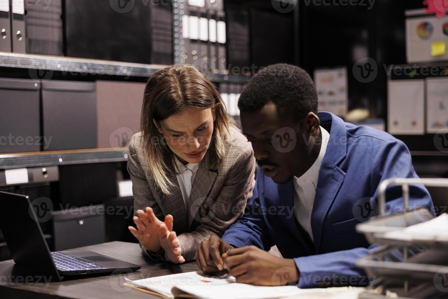 verschillend officieren lezing criminologie rapport, werken over uren Bij crimineel geval in archiveren kamer. privaat onderzoekers analyseren misdrijf tafereel bewijs, zoeken voor nieuw aanwijzingen. onderzoek concept foto