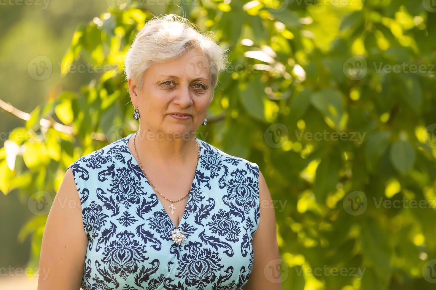 portret van glimlachen senior vrouw foto