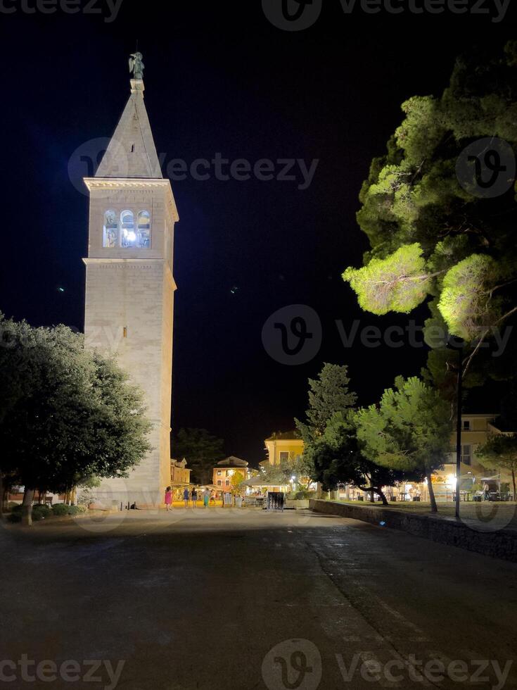 een hoog wit toren Bij nacht foto