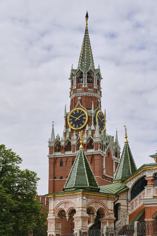 Moskou, Rusland mei 7, 2023. spasskaya toren Moskou het kremlin en een deel st. basils kathedraal. foto