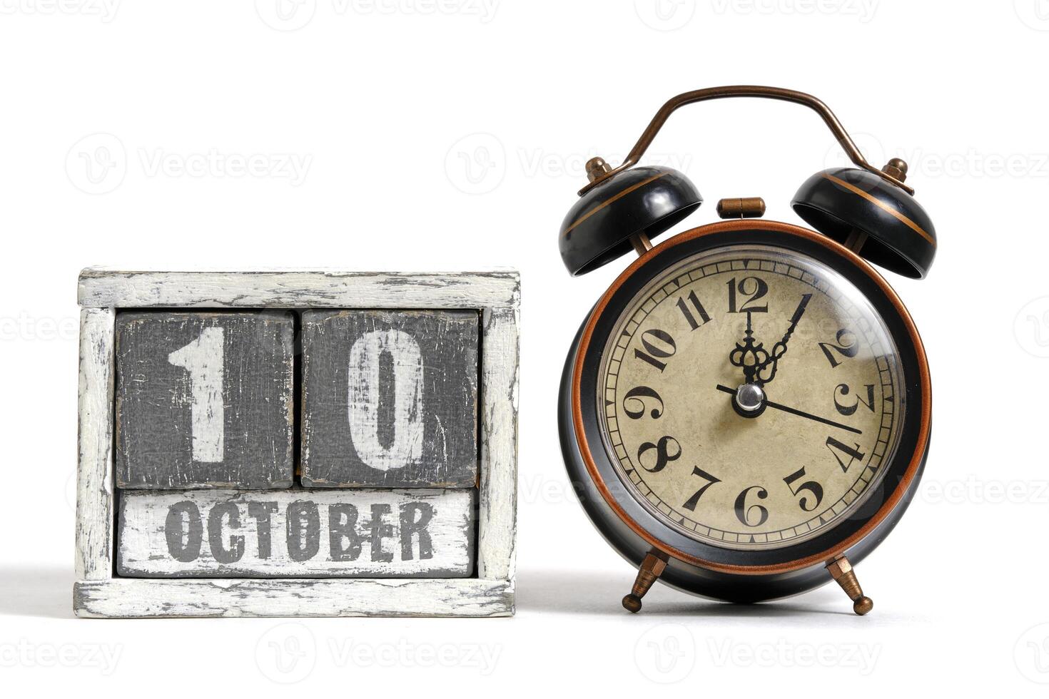 oktober 10, Aan houten kalender met alarm klok wit achtergrond. foto