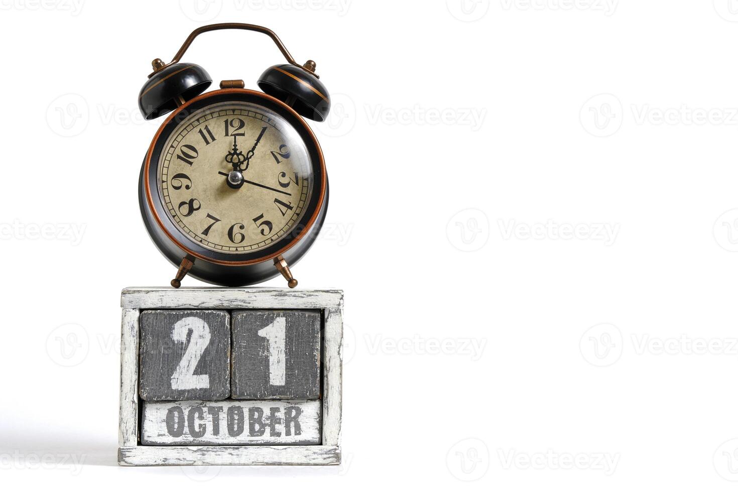 oktober 21 Aan houten kalender met alarm klok wit achtergrond. foto