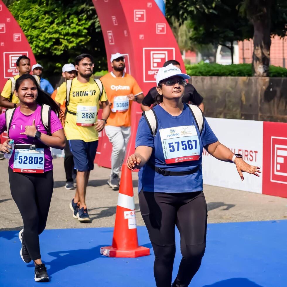 nieuw Delhi, Indië - oktober 15 2023 - vedanta Delhi voor de helft marathon ras na covid in welke marathon deelnemers over naar kruis de af hebben lijn, Delhi voor de helft marathon 2023 foto