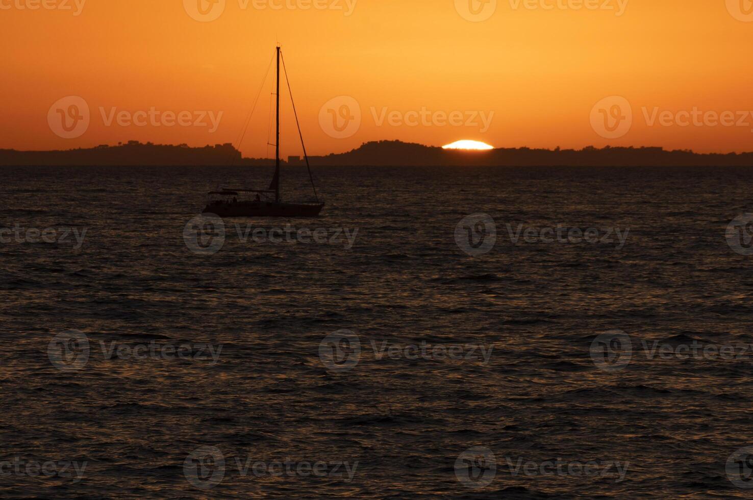 zonsondergang op het strand foto