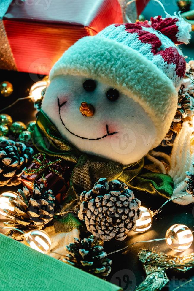 kerstteddy met kerstversiering en lichtjes foto