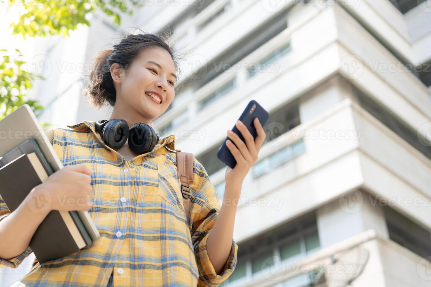 portret mooi Aziatisch vrouw leerling. glimlach meisje gelukkig studie. lezen boek in college campus. jong vrouw Aan Internationale Azië Universiteit. opleiding, studie, school, aan het leren, examen, doorgaan met onderwijs foto