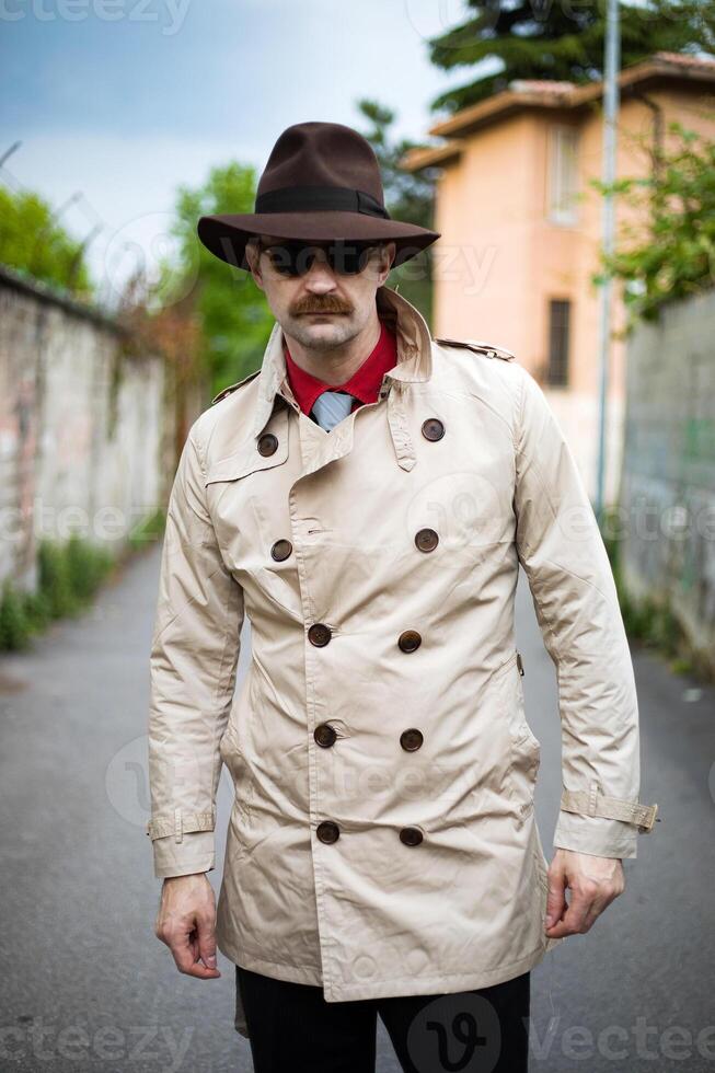 detective wandelen in de stad sloppenwijken foto