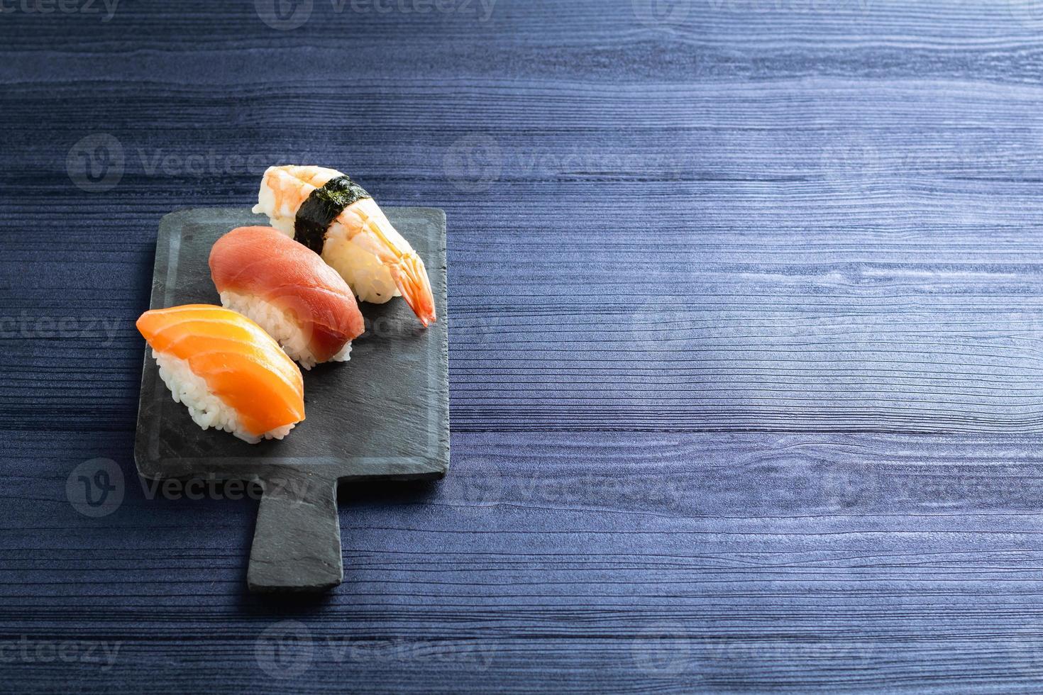 nigiri sushi op houten tafel in een Japans restaurant. kopieer ruimte en bovenaanzicht foto