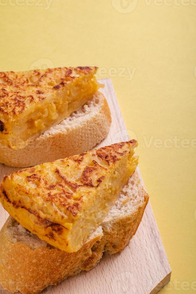 stilleven met spike typische spaanse aardappel omelet tapas foto
