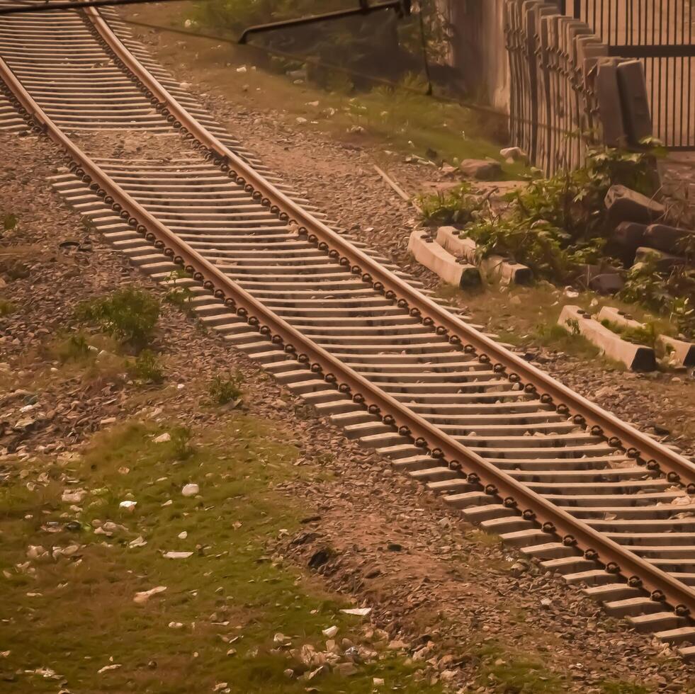 visie van trein spoorweg sporen van de midden- gedurende dag Bij Kathgodam spoorweg station in Indië, trein spoorweg bijhouden visie, Indisch spoorweg knooppunt, zwaar industrie foto