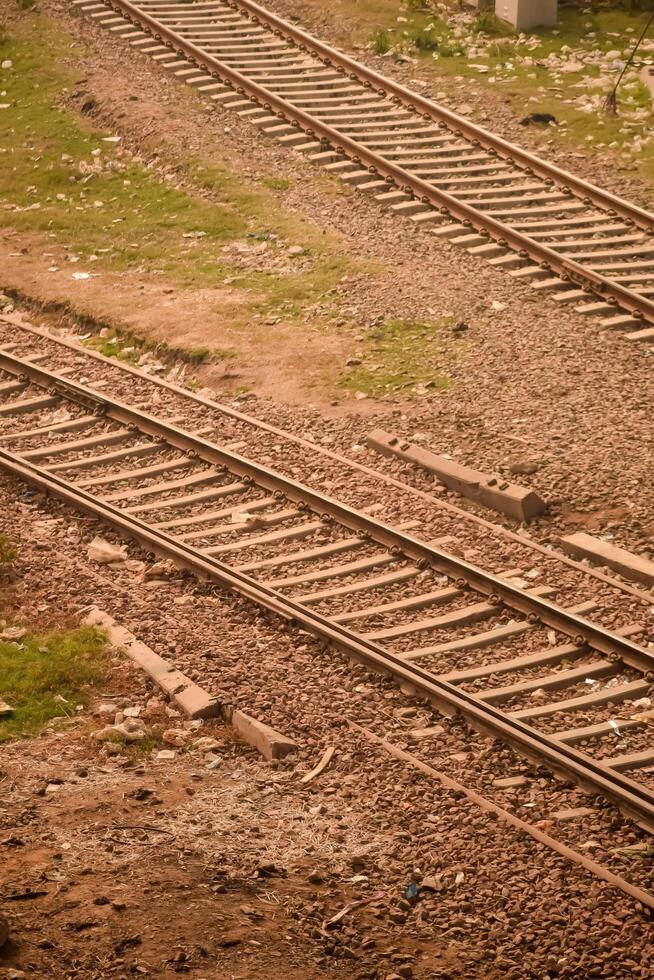 visie van trein spoorweg sporen van de midden- gedurende dag Bij Kathgodam spoorweg station in Indië, trein spoorweg bijhouden visie, Indisch spoorweg knooppunt, zwaar industrie foto