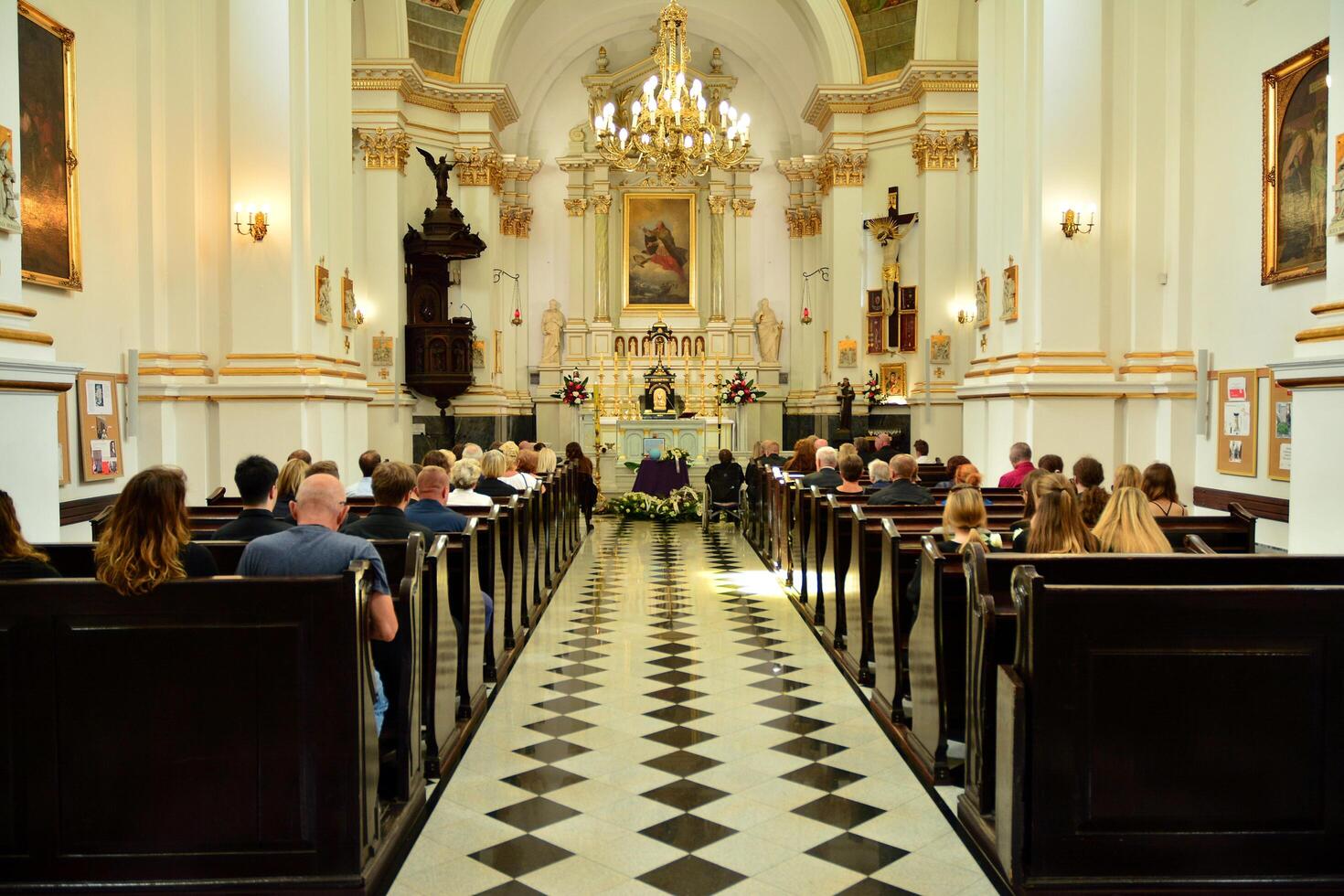 houten kist Bij een begrafenis - begrafenis ceremonie in kerk foto