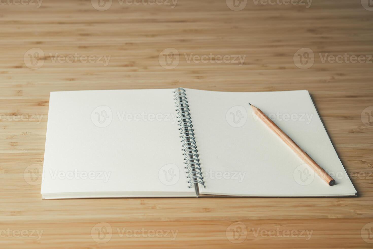 potlood en notitieboekje plaats Aan de houten tafel. opleiding, aan het leren en idee concept foto