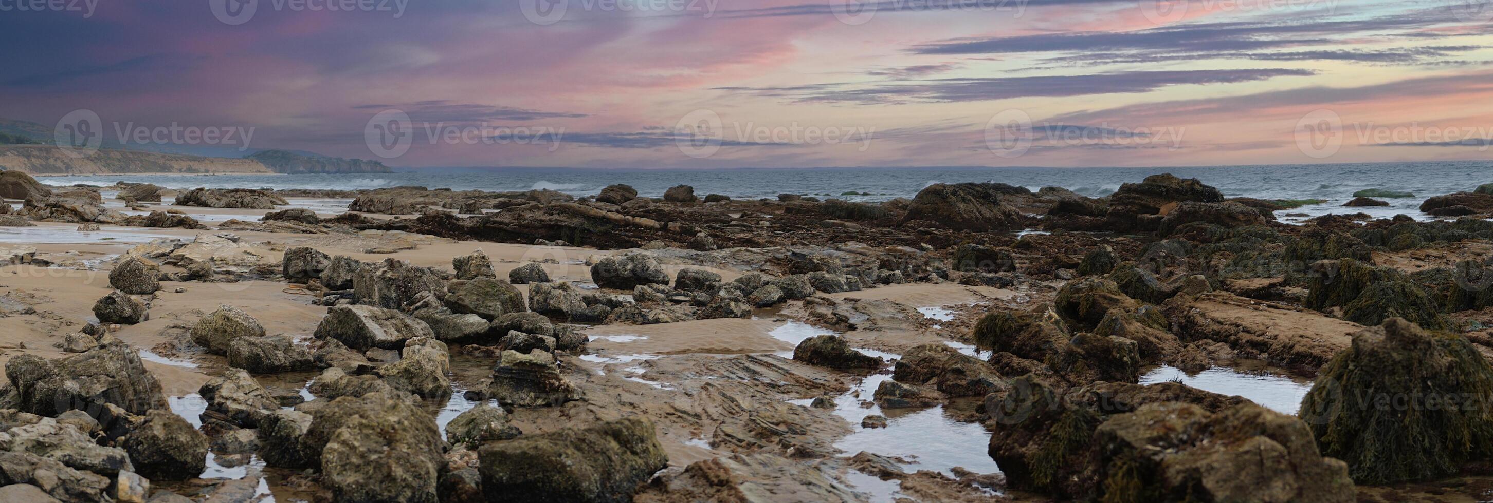 Californië kust- tidepool strand Bij zonsondergang panorama foto