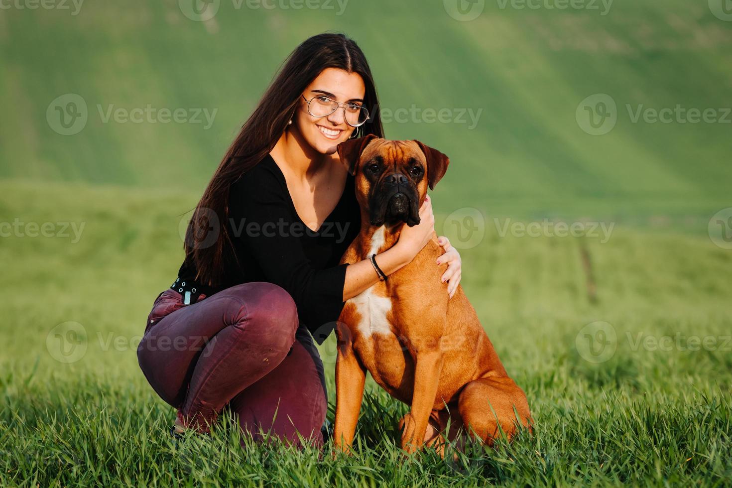 mooie vrouw speelt met haar hond. buiten portret. foto