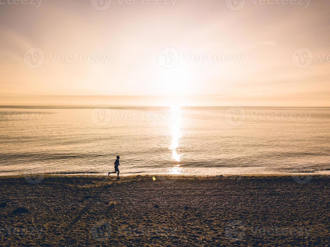 luchtfoto een rennende mannen op zonsondergang foto