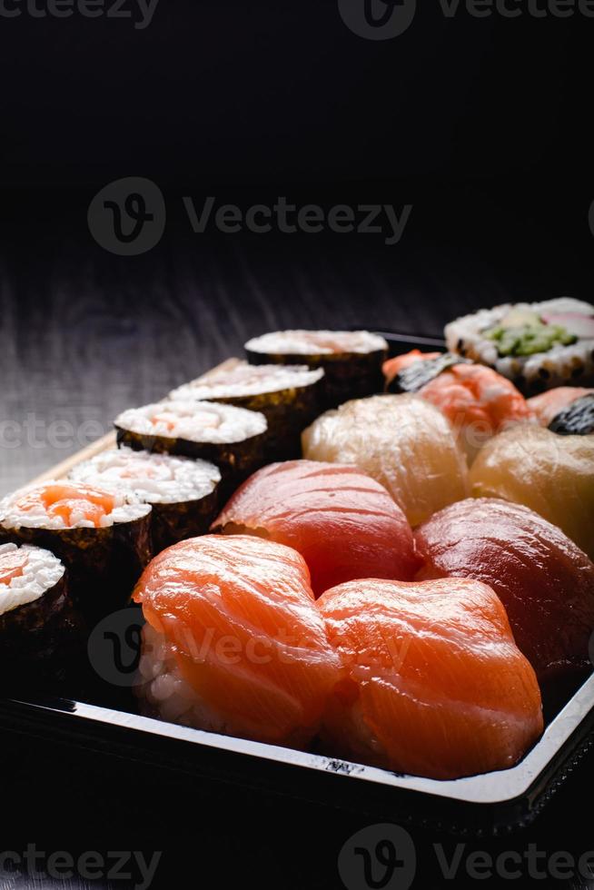 sushi om te gaan concept. afhaalbox met sushi foto