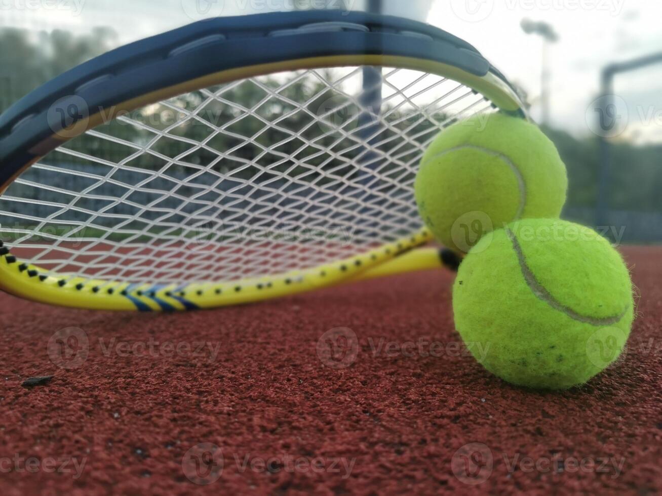 tennis racket en bal Aan een moeilijk tennis rechtbank foto